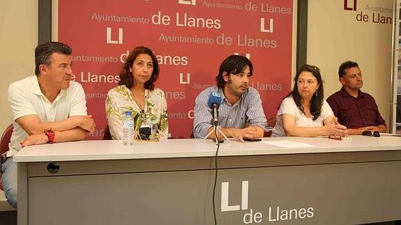 Los miembros del equipo de gobierno Juan Carlos Armas, Marián García de la Llana, Enrique Riesta y Marisa Elviro, acompañados del edil de IU, Javier Ardines, en rueda de prensa.