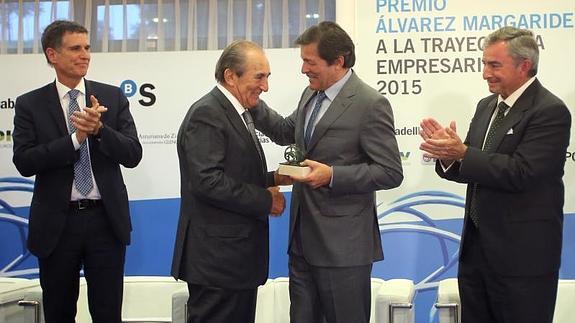 Daniel Alonso recibe el V Premio Álvarez Margaride de manos del presidente en funciones del Principado, Javier Fernández.