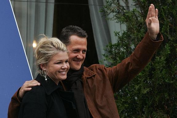 Michael Schumacher junto a su esposa Corinna en Oviedo en octubre de 2007 , cuando recibió el Príncipe de los Deportes. 