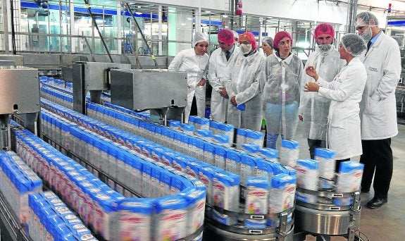 Iván Allende y varios miembros del gobierno piloñés visitaron ayer la planta que Nestlé tiene en Sevares.