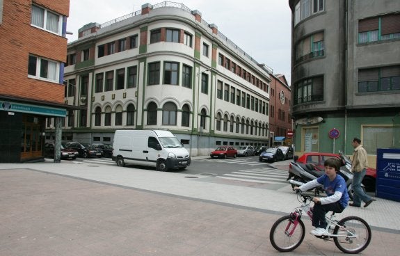 Fachada principal del colegio San Vicente de Paúl de Gijón. 