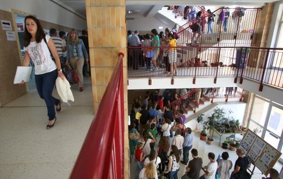 Opositores de la especialidad de Educación Primaria, al acceder a sus respectivos tribunales en la sede del instituto El Piles, de Gijón. 