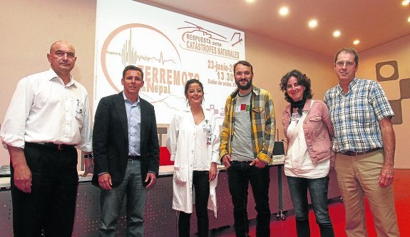 Jaime Martín Herrero y Fernando Crespo, técnicos del Servicio de Emergencias, y Pepa Cucarella, Ángel Fernández, Begoña Galguera y Alfredo Fernández, miembros de la Federación de Montaña. 