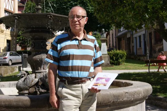 José Antonio Fernández Robledilo, 'Roble', posa con su libro en el parque de Santa Clara. 