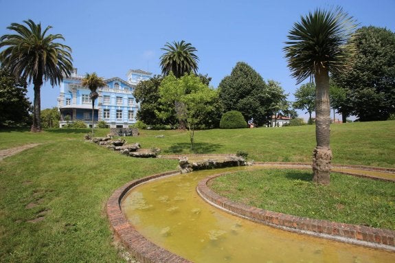 La Quinta de Guadalupe de Colombres es la sede del Archivo de Indianos. Sus jardines son espectaculares. 