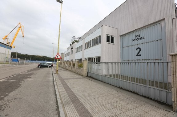 Edificio central de oficinas y almacenes de Los Telares en el polígono de Las Arobias.. 