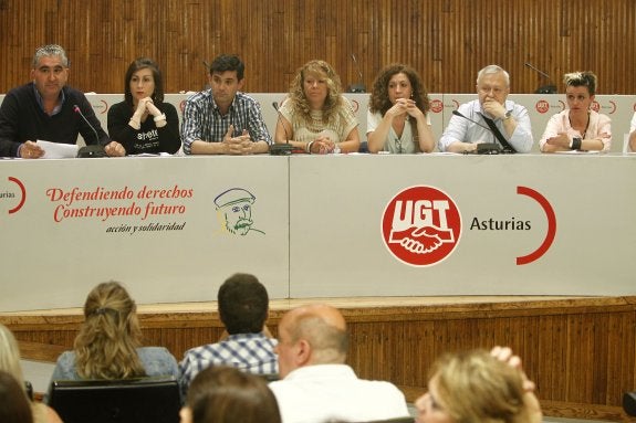 Imagen de la asamblea de trabajadores celebrada ayer en el salón de actos de UGT en Oviedo. 