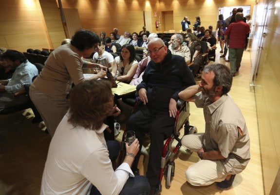 Rafael Saravia, con la camisa blanca, conversa con Luis Miguel Rabanal. A la derecha de éste, María José Romero, y la izquierda, Alberto Torices. 