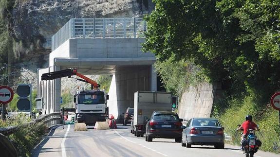 En la tarde de ayer los trabajadores daban los últimos remates al falso túnel construido en Arobes tras el argayo del 7 de febrero que cortó esta carretera.