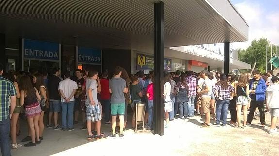 Los asistentes hicieron cola para acceder al recinto. 