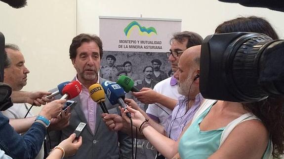 Juan José González Pulgar atiende a los medios antes de la asamblea.