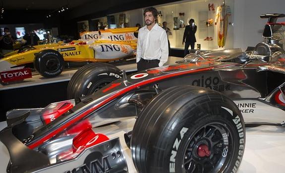 Fernando Alonso, en el interior de su museo, entre el MP4-22, su primer monoplaza en McLaren, y el R28, el coche que pilotó en su regreso a la escudería gala.