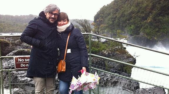 Nacho y Cris, en los saltos del río Petrohué.