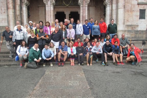 Grupo de caminantes del Colegio de Abogados de Gijón y acompañantes, que acudieron a compartir la última etapa de la marcha a la entrada de la Basílica de Covadonga.
