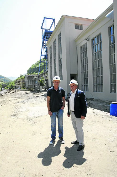 El alcalde de Mieres, en una visita técnica la semana pasada a las obras que se llevan a cabo en Turón. 