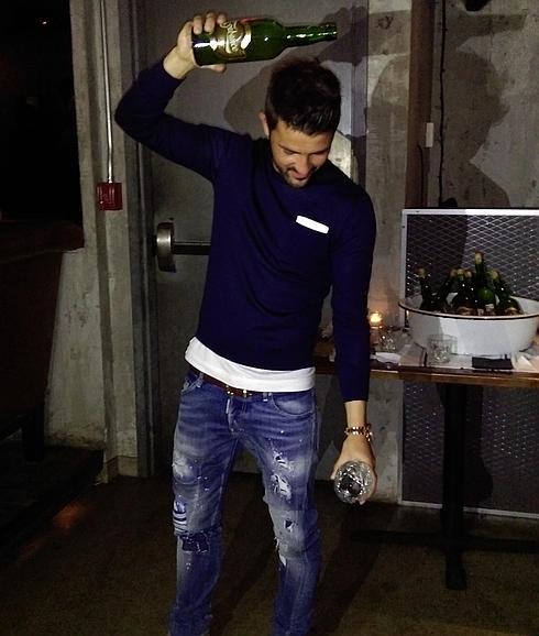 David Villa escanciando sidra