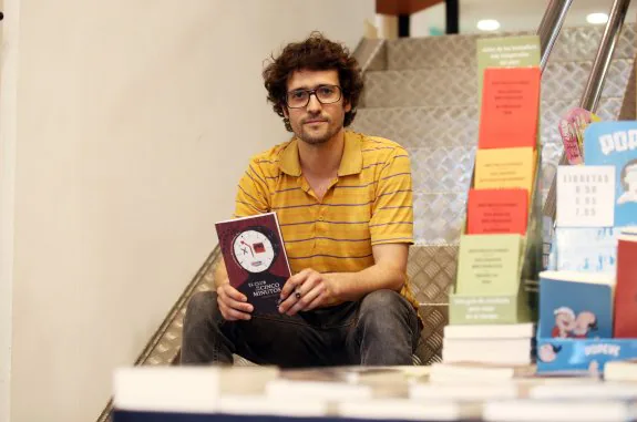 Andrés Moutas, con su libro, en la librería Santa Teresa. :: ALEX PIÑA