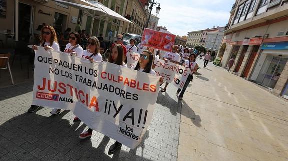 Los trabajadores de Los Telares se concentraron hoy frente al Ayuntamiento de Avilés.