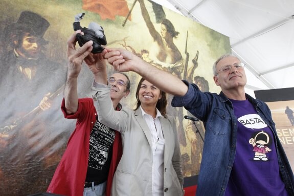 Joaquín Paraja, Ana Montserrat López y Ángel de la Calle posan para el selfie del Rufo. :: J. PAÑEDA