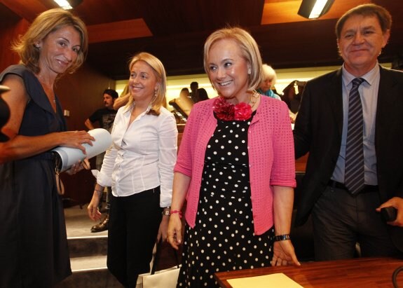 De izquierda a derecha, Esther Landa, Cristina Coto, Mercedes Fernández y Argimiro Rodríguez, ayer, tras la votación en la que Foro apoyó a la candidata del PP. 