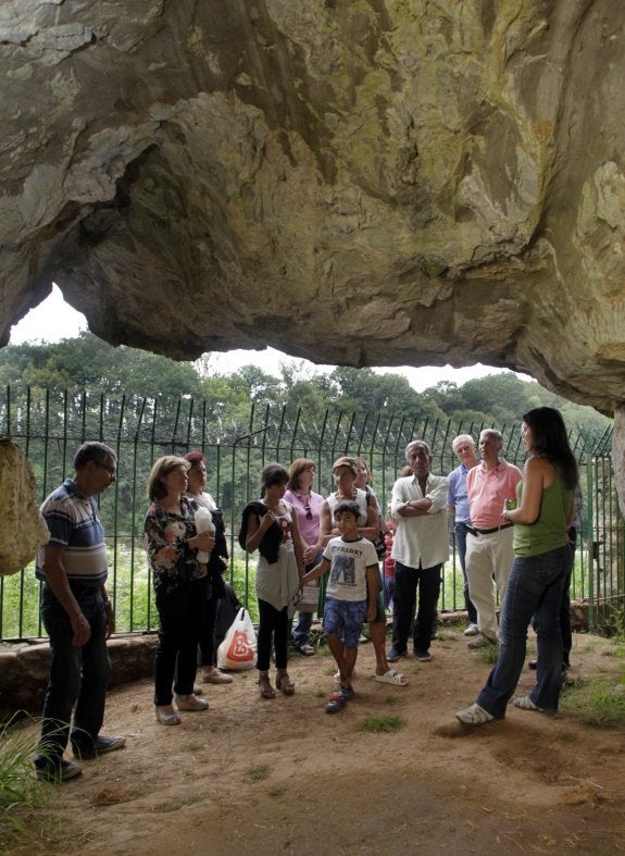 Una visita a la cueva de La Lluera, reabierta. 