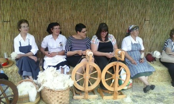 Algunas de las artesanas que ayer presentaban sus productos en Tuña. 