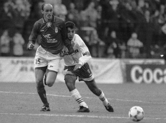 El oviedista Onopko y el zaragocista Gustavo López luchan por un balón en un partido de la temporada 1995-1996. Ambos conjuntos suman 96 campañas en Primera División. 