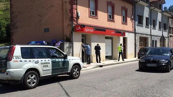 La Guardia Civil detiene a dos integrantes de una banda que iba a atracar un banco en Bimenes