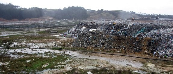 Frente de vertido del depósito central de residuos que Cogersa gestiona en Serín. 