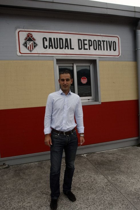 Pablo Lago el pasado verano tras ser presentado por el Caudal. Y lo hará con el Real Avilés.