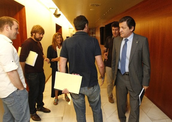 Al inicio de la reunión, ambos partidos se saludaron cordialmente. 