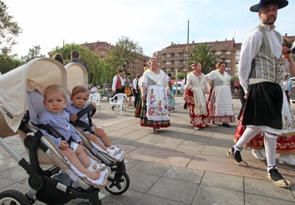 Las fiestas de Piedras Blancas acogieron la celebración del Festival Folclórico. 