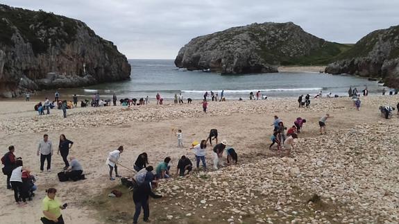 Los vecinos en plena 'operación' de retirada de las piedras. 