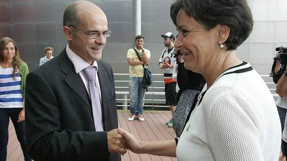 La alcaldesa Carmen Moriyón saluda al director del acuario de Gijón, Iñaki Aguinaga
