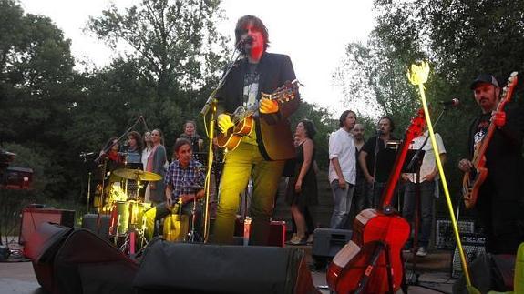 Nacho Vegas jugaba ayer en casa, en el Jardín Botánico, un escenario soberbio para un concierto muy especial.