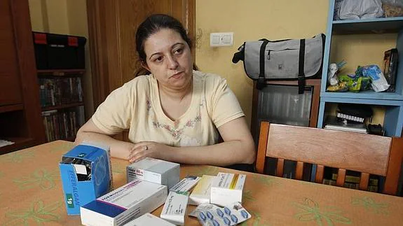 Susana Meana Tejo con la medicación que debe tomar a diario. Son más de diez pastillas cada día. 