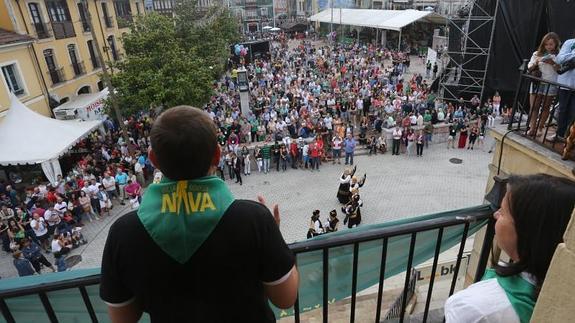 El Festival de la Sidra de Nava concentró a numerosos visitantes dispuestos a degustar los mejores caldos de la región. 