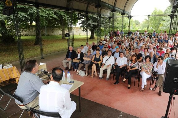 La carpa del jardín del Archivo de Indianos, donde se celebró la presentación del libro, se llenó de decenas de personas interesadas en esta obra. 