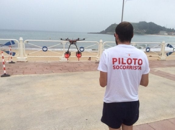 El dron socorrista comenzó a funcionar en el día de ayer en la playa de Santa Marina. 