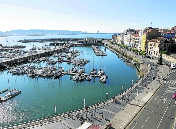 Barcos de recreo en el Puerto Deportivo de Gijón. 