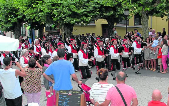 Desfile de la Banda de Gaitas de Xixón, ayer, por las calles de Candás.