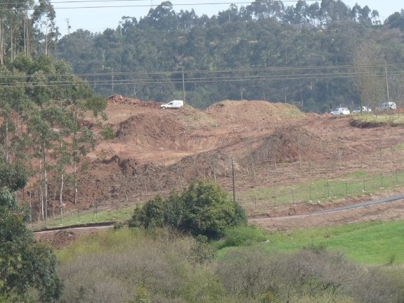 Desmonte para la ampliación de la cementera Tudela Veguín en Aboño en una imagen de 2010. 
