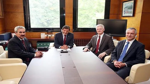 Representante sde ThyssenKrupp con Javier Fernández y Graciano Torre. 