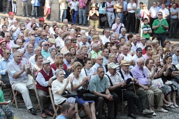 Como cada tarde, las eliminatorias reúnen a un numeroso público. Ayer, en la plaza Mayor se abarrotó. 