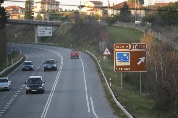 El PP reclama que se coloque un cartel similar al de la variante en la Autopista del Cantábrico. 