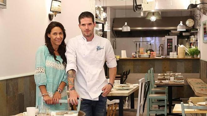 Iratxe Miranda y AdriánSan Julián, en sala y cocina respectivamente, llenan su nuevo local en el centro de Avilés,Yume.