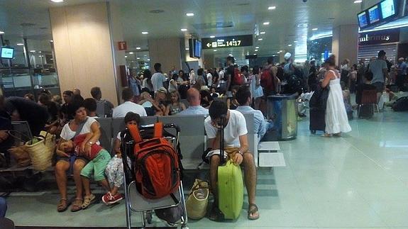 Pasajeros del vuelo Ibiza  - Asturias a su regreso hoy