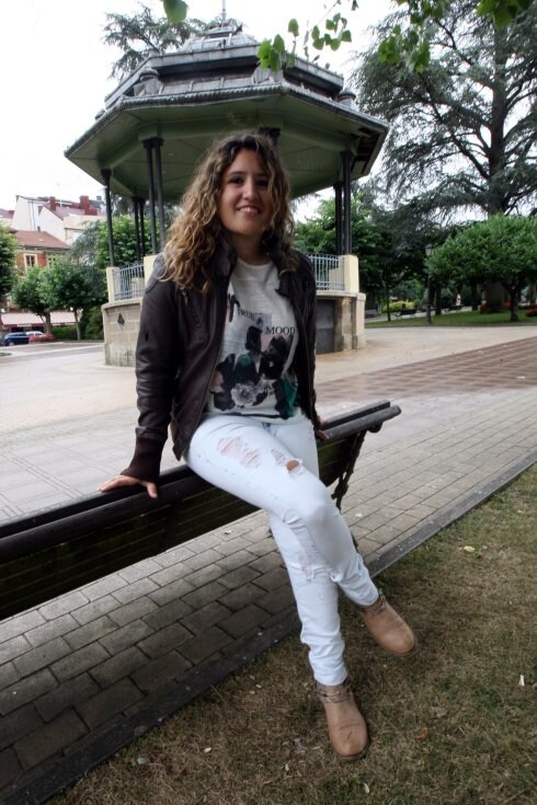 Anabel Santiago, en el parque de Pola de Siero. :: PABLO NOSTI