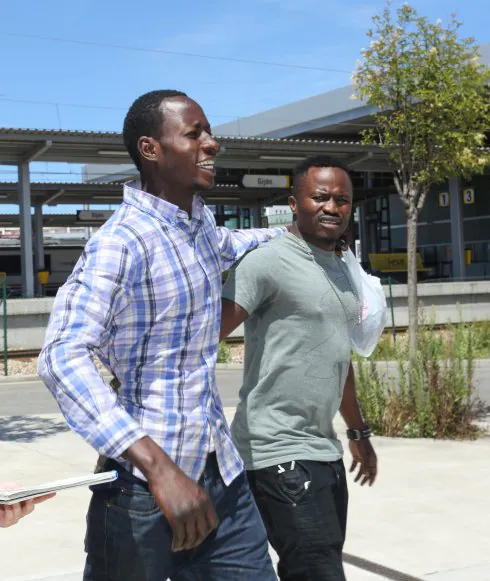 Abdou Ndiaye, 'Makelele', arropado por un amigo, ayer, a su salida del Palacio de Justicia. 