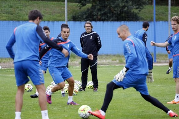 Sergio Egea observa a sus jugadores en un entrenamiento de esta pretemporada en El Requexón. 